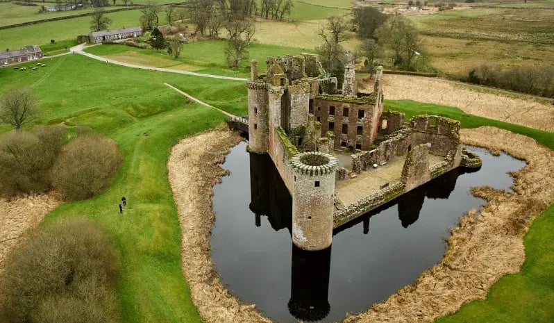 Caerlaverock_Castle_2_Aerial_Sur