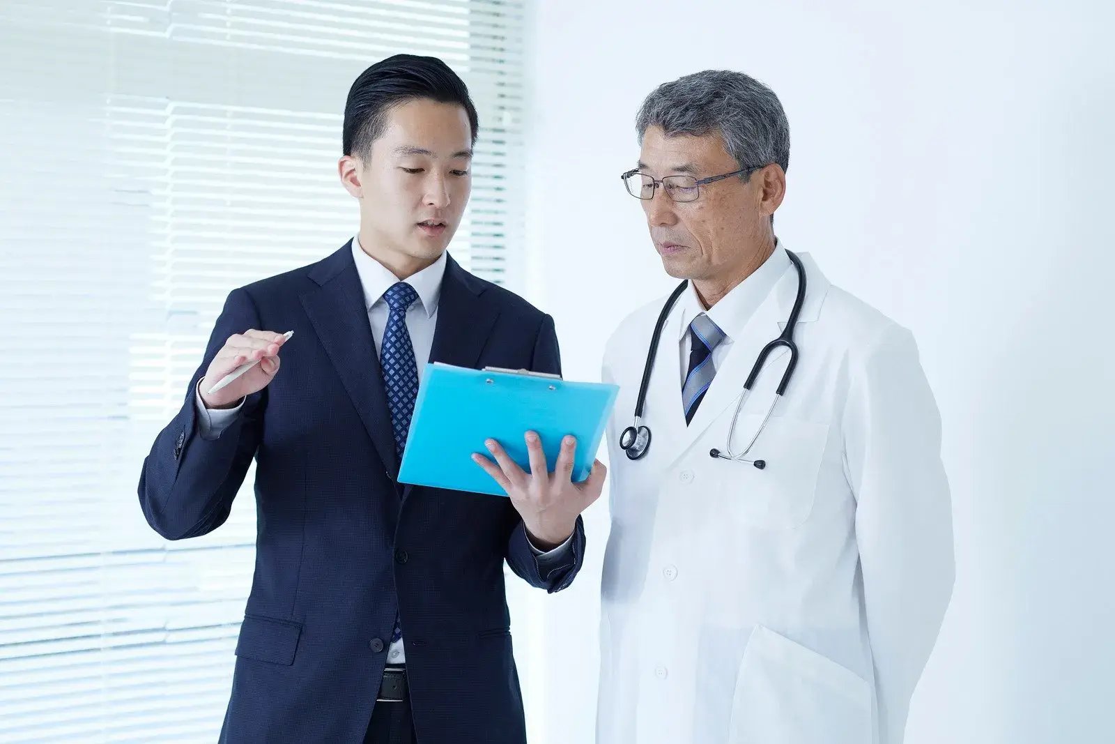 business-meeting-between-doctor